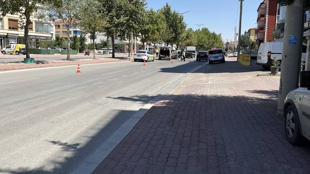 Konya merkezde otomobil kaldırıma çarpıp takla attı! 4